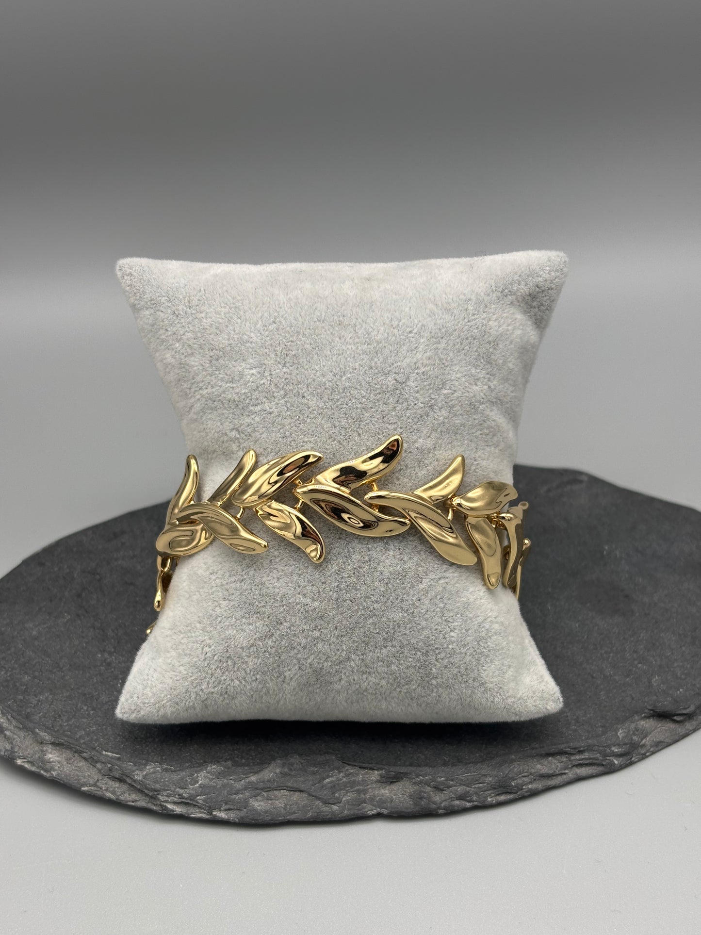 Absolute leaf style bracelet gold plated