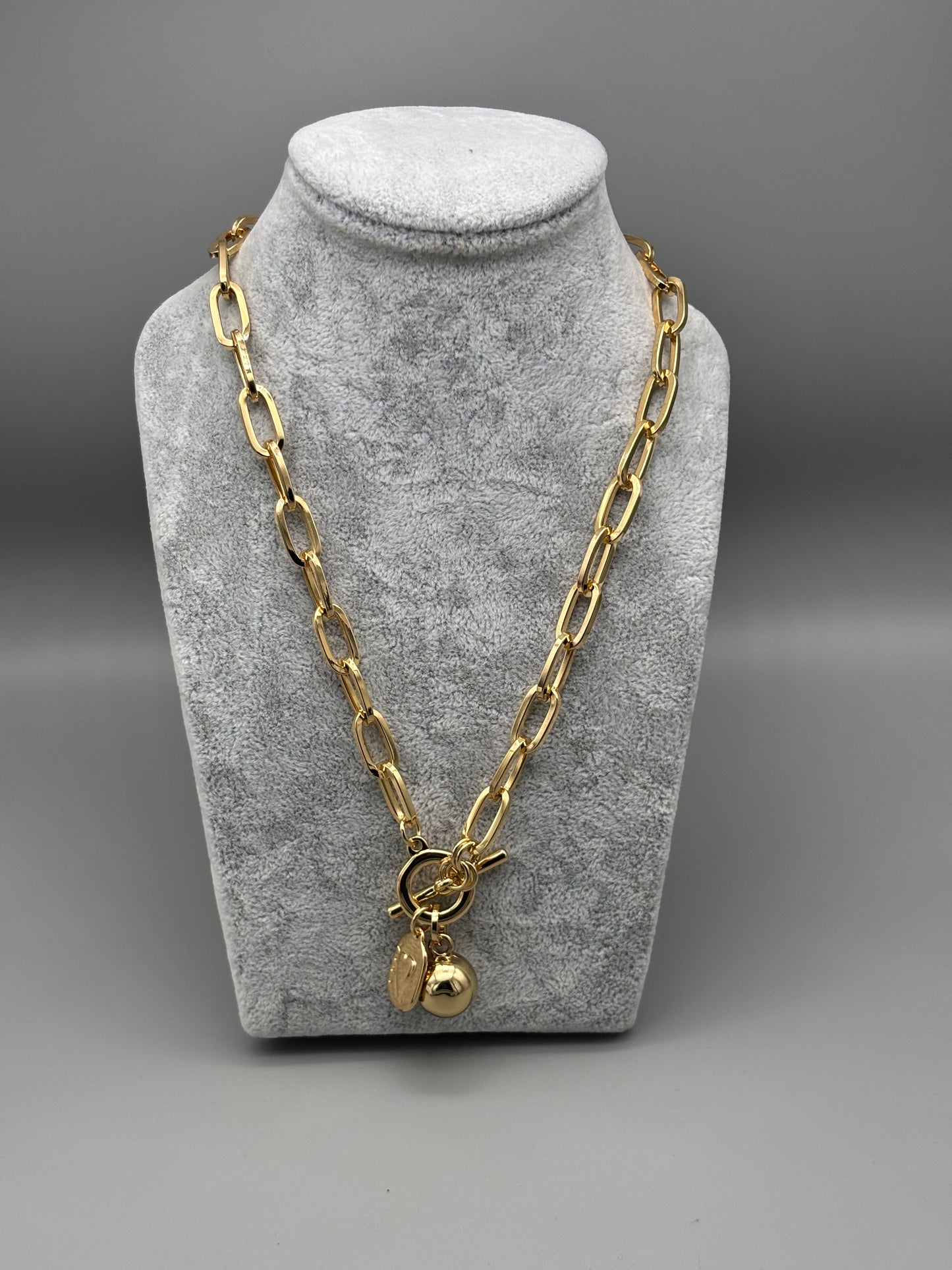 Absolute gold necklace T-bar style with charms