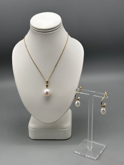 9ct gold half hoop earring with freshwater pearl