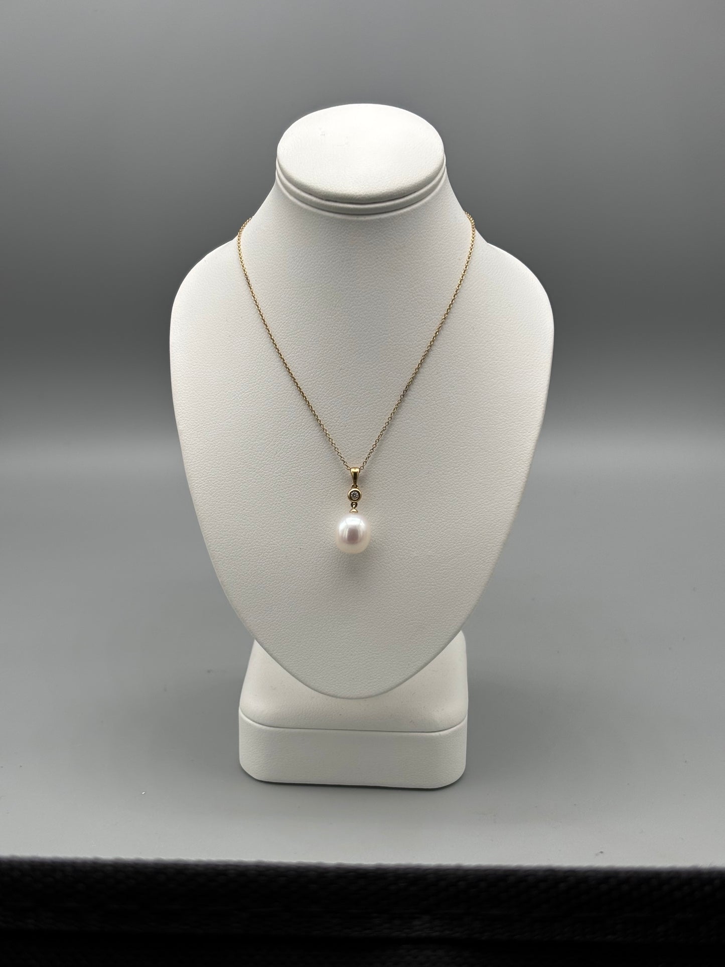 9ct gold necklace with freshwater pearl and diamond