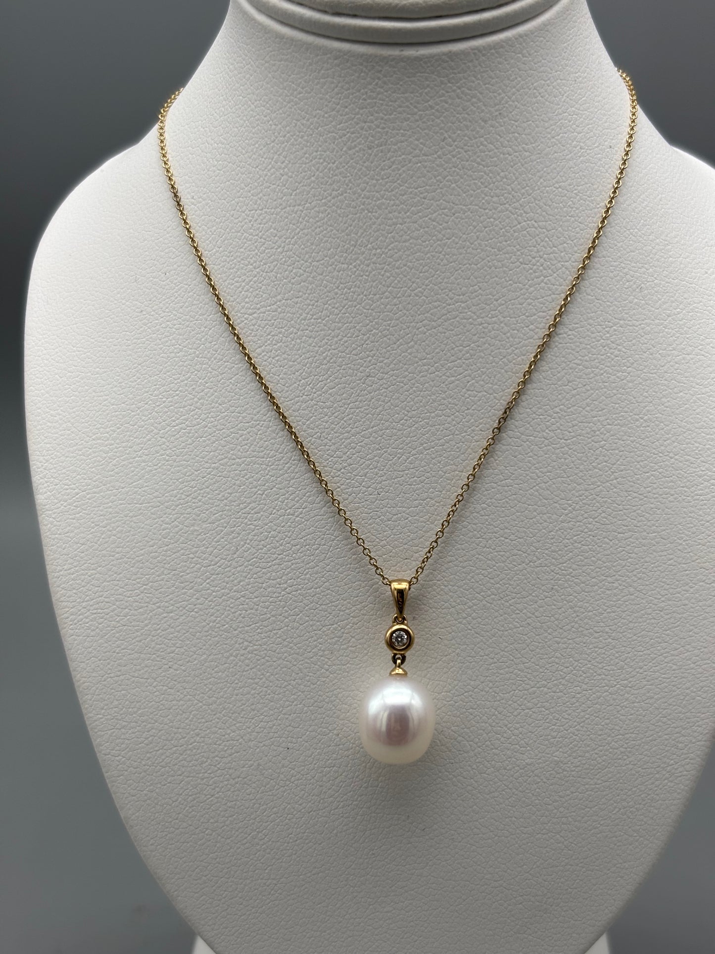 9ct gold necklace with freshwater pearl and diamond