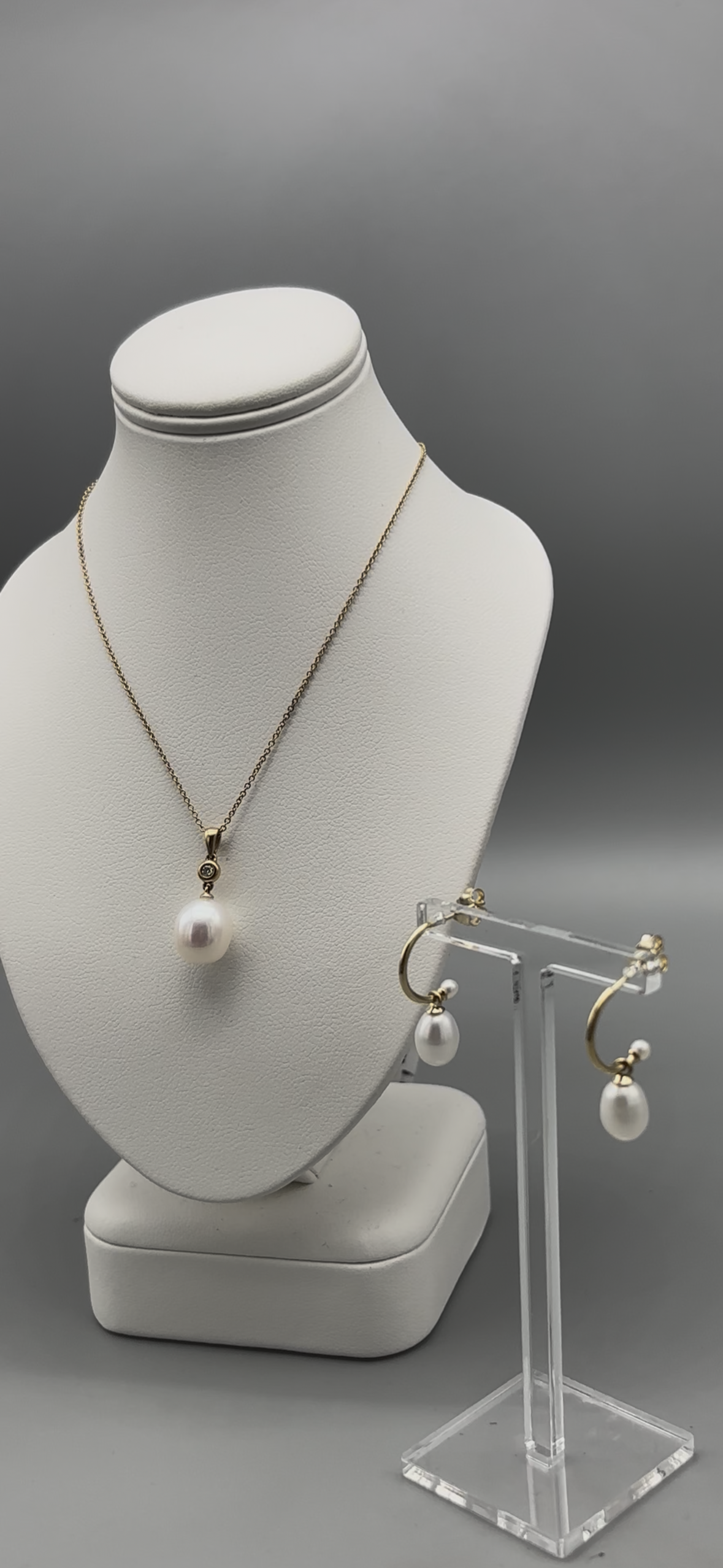 9ct gold necklace with freshwater pearl and diamond
