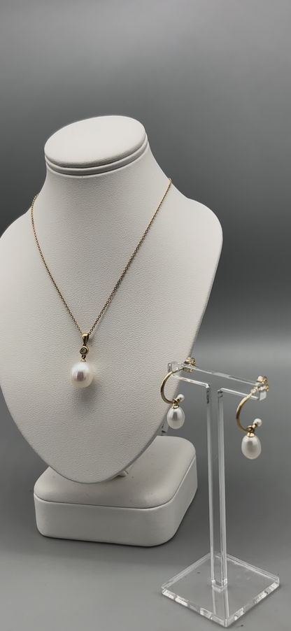 9ct gold necklace with freshwater pearl and diamond