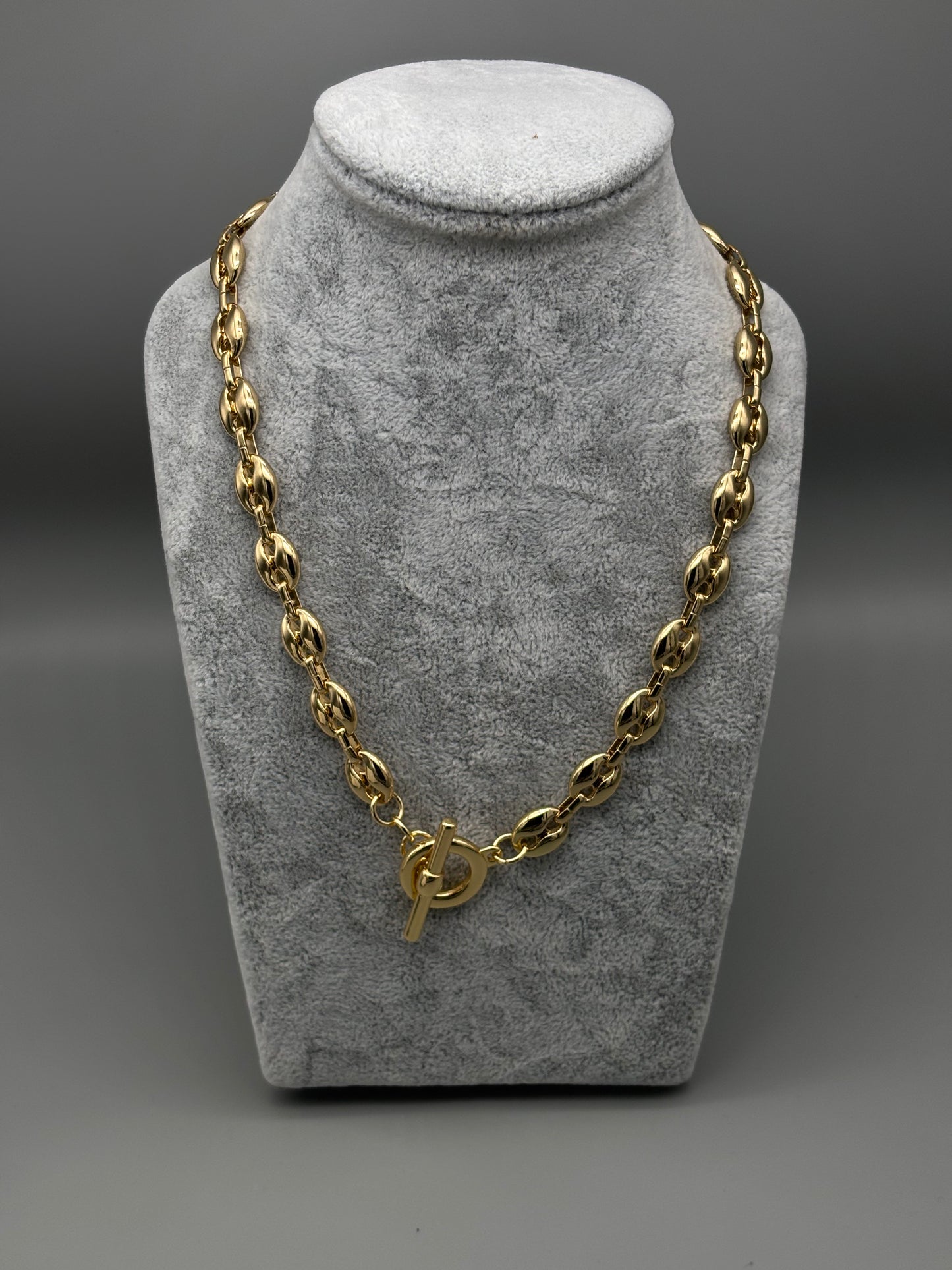 Absolute gold necklace with T-bar style