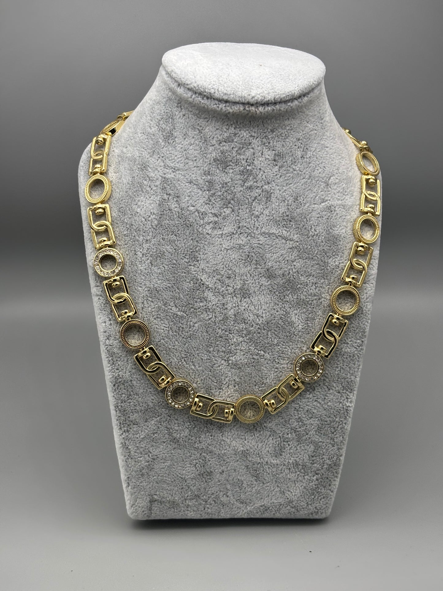Absolute gold necklace circular / interlocking design
