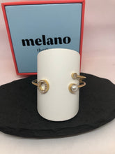 Load image into Gallery viewer, MelanO Gold Trio Bangle with Cubiz Zirconias and Pearl
